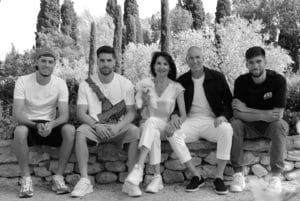 Zinedine Zidane et Véronique célèbrent leurs noces de perles : une histoire d'amour et de famille Zinedine Zidane et Véronique célèbrent leurs noces de perles Zinedine Zidane et Véronique célèbrent leurs noces de perles