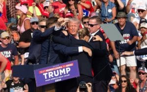 Trump évacué d'un meeting de campagne avec du sang sur l'oreille, des détonations entendues Trump évacué d'un meeting de campagne avec du sang sur l'oreille Trump évacué d'un meeting de campagne avec du sang sur l'oreille