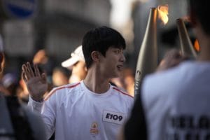 Jin de BTS allume la flamme olympique à Paris devant une foule enthousiaste Jin de BTS allume la flamme olympique à Paris Jin de BTS allume la flamme olympique à Paris