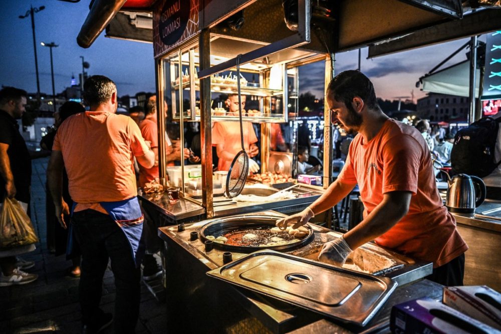 L'inflation menace la survie des marchands ambulants à Istanbul L'inflation menace la survie des marchands ambulants à Istanbul AFP 20240904 36F97C9 v1 Preview AIstanbulLeBluesDesVendeursDeRueFaceALInflation