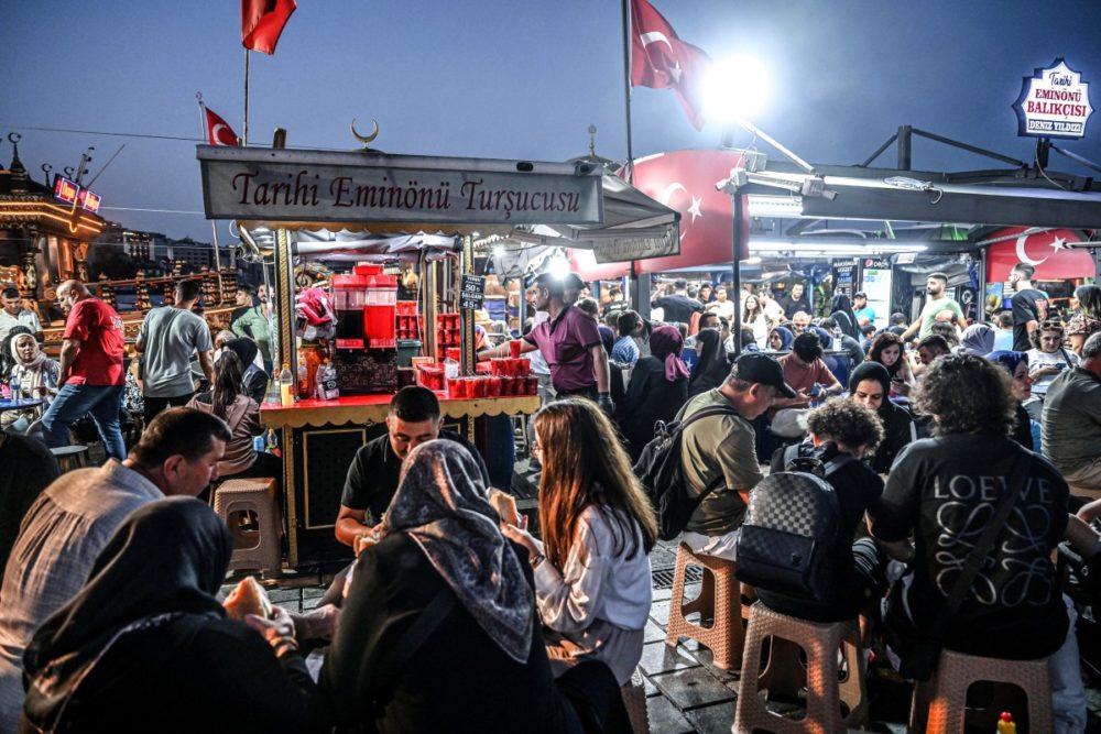 L'inflation menace la survie des marchands ambulants à Istanbul L'inflation menace la survie des marchands ambulants à Istanbul AFP 20240904 36FB6YY v1 Preview AIstanbulLeBluesDesVendeursDeRueFaceALInflation