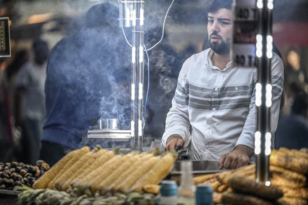 L'inflation menace la survie des marchands ambulants à Istanbul L'inflation menace la survie des marchands ambulants à Istanbul AFP 20240904 36FE67P v1 Preview AIstanbulLeBluesDesVendeursDeRueFaceALInflation