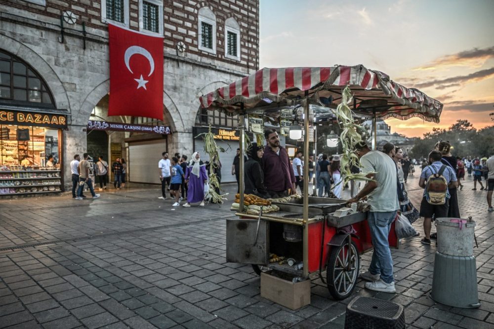 L'inflation menace la survie des marchands ambulants à Istanbul L'inflation menace la survie des marchands ambulants à Istanbul AFP 20240904 36FG2Q9 v1 Preview AIstanbulLeBluesDesVendeursDeRueFaceALInflation