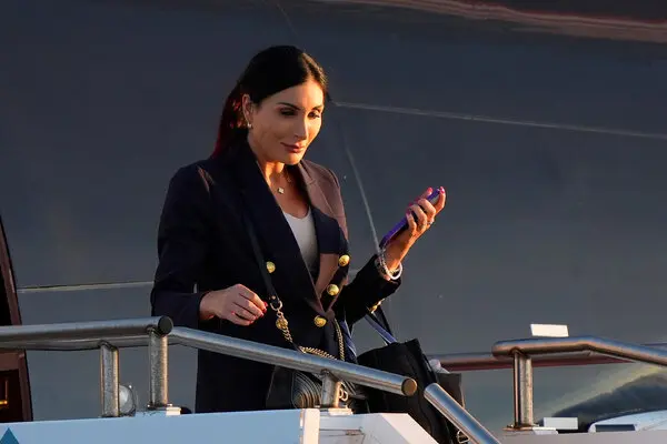 Laura Loomer: qui est cette influenceuse d'extrême droite et quel impact de ses controverses sur la campagne de Trump ? trump Laura Loomer Qui est cette influenceuse dextreme droite et quel impact de ses controverses sur la campagne de Trump 1