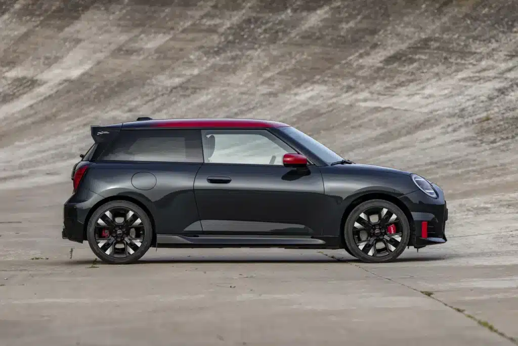 Mini dévoile les versions électriques John Cooper Works et Aceman : puissance et technologie Mini Mini