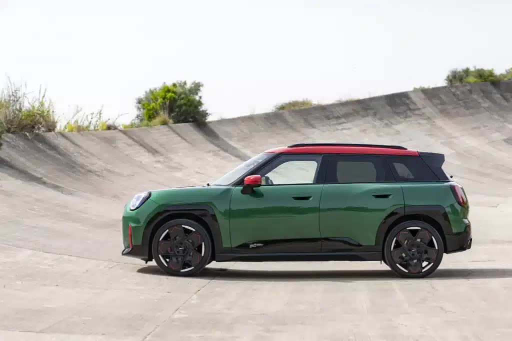 Mini dévoile les versions électriques John Cooper Works et Aceman : puissance et technologie Mini Mini