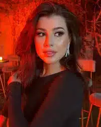 Hanan El Khader sélectionnée parmi les finalistes des 100 plus beaux visages du monde 2024 par TC Candler Hanan El Khader Hanan El Khader