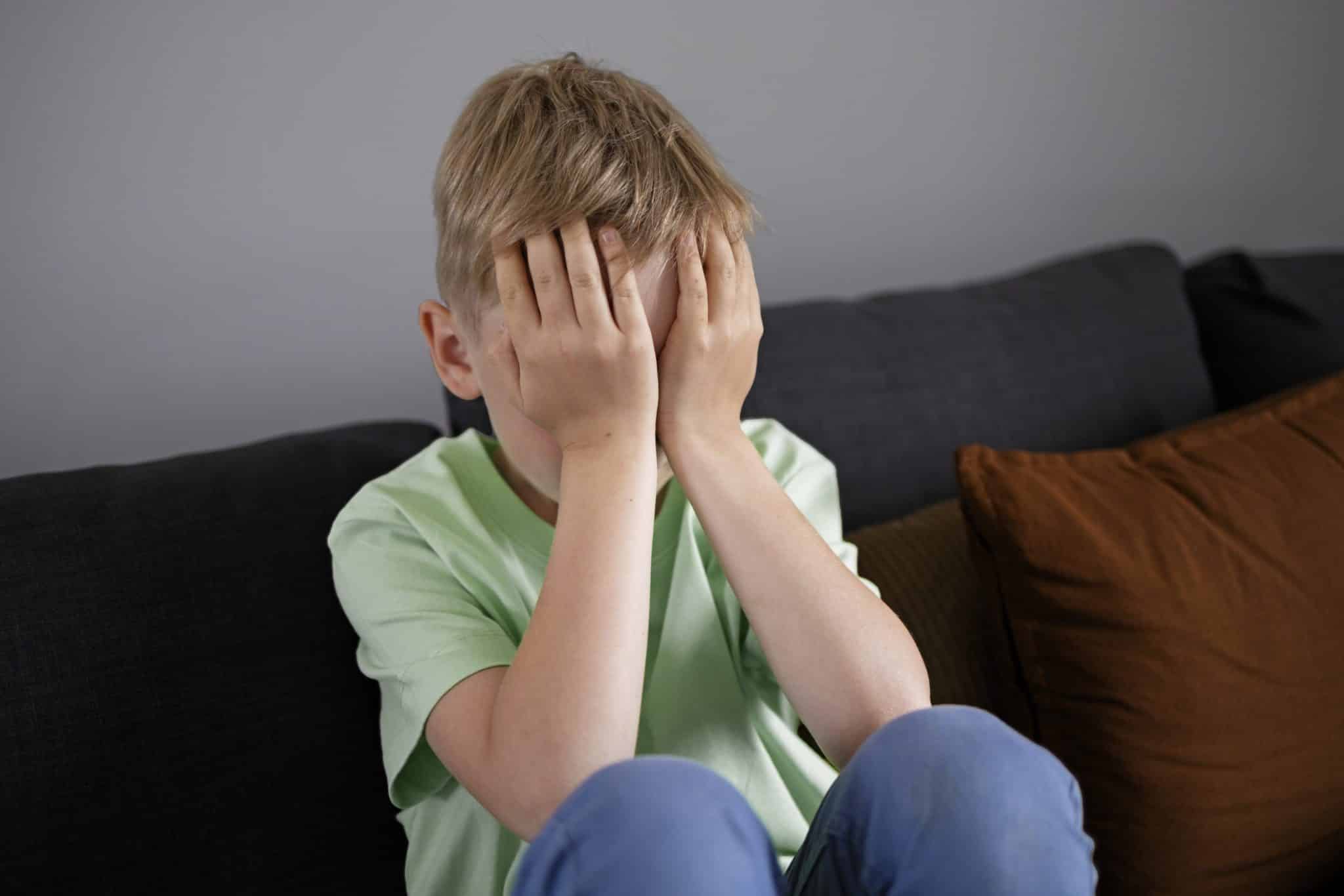 Enfance difficile : comment les traumatismes influencent notre vie d’adulte Enfance difficile close up sad boy portrait scaled