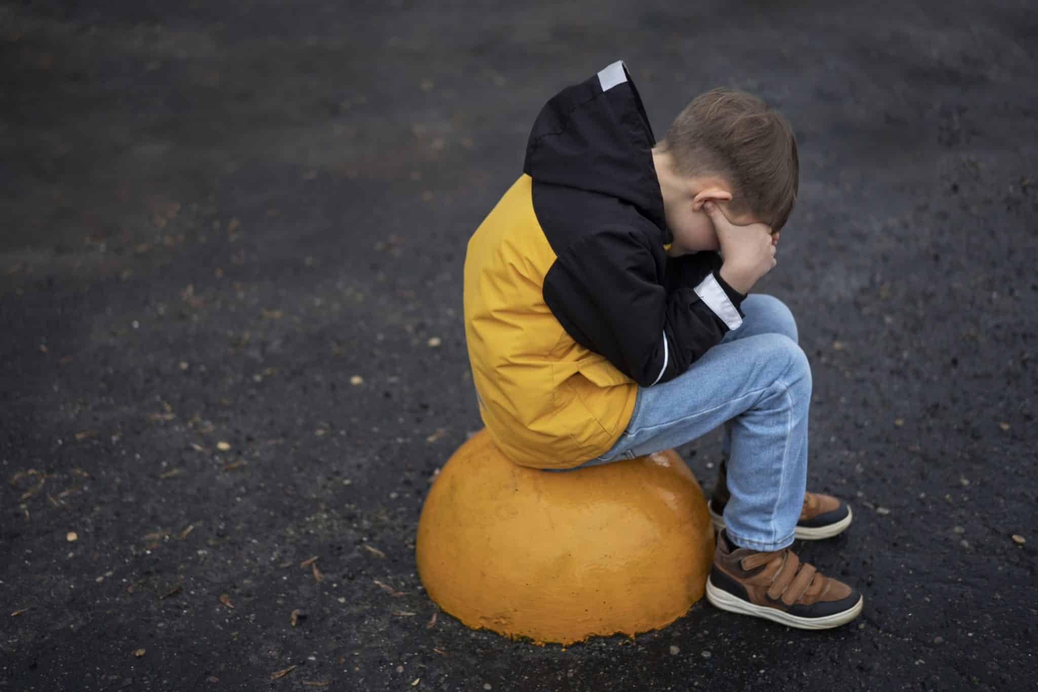 Enfance difficile : comment les traumatismes influencent notre vie d’adulte Enfance difficile non explicit image child abuse scaled