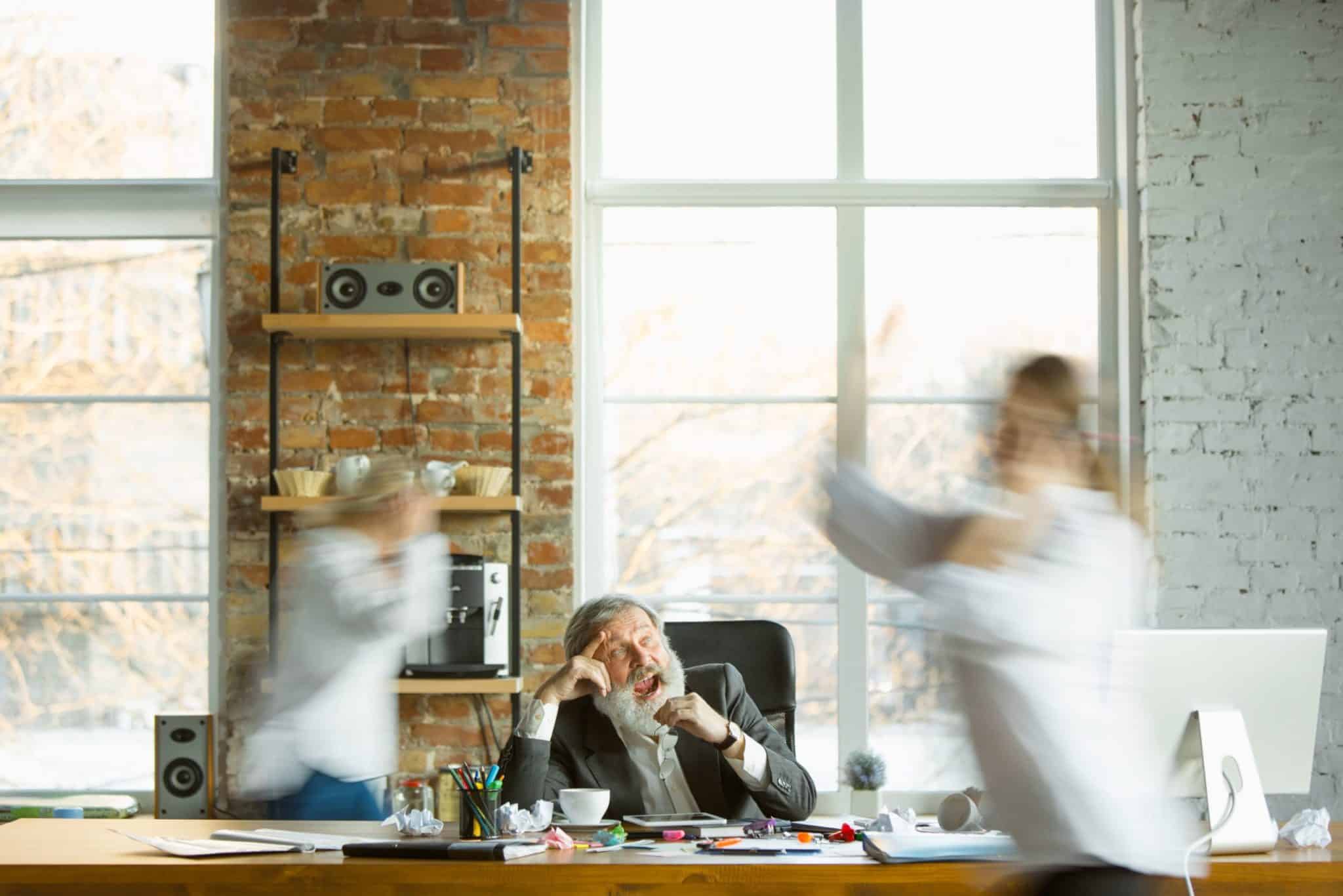 Comment repérer un manager toxique : signes et conséquences sur votre bien-être manager toxique tired boss resting his workplace while busy people moving near blurred office worker manager working drinking coffee giving directions his colleagues business work workload concept scaled