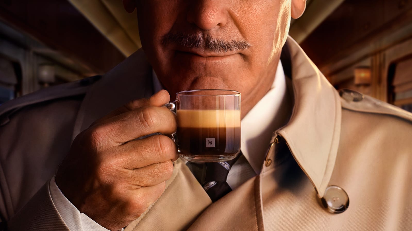 George Clooney en détective pour Nespresso : une campagne sous le signe du mystère Nespresso WhatsApp Image 2025 01 15 at 11.59.142