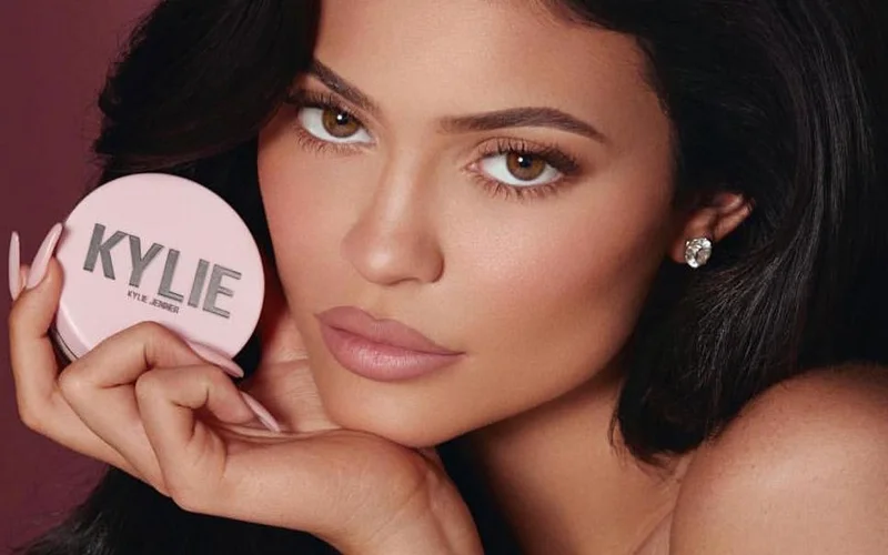 Quand Queen Victoria, première influenceuse, ouvre la voie à Kylie Jenner Queen Victoria kylie jenner setting powder
