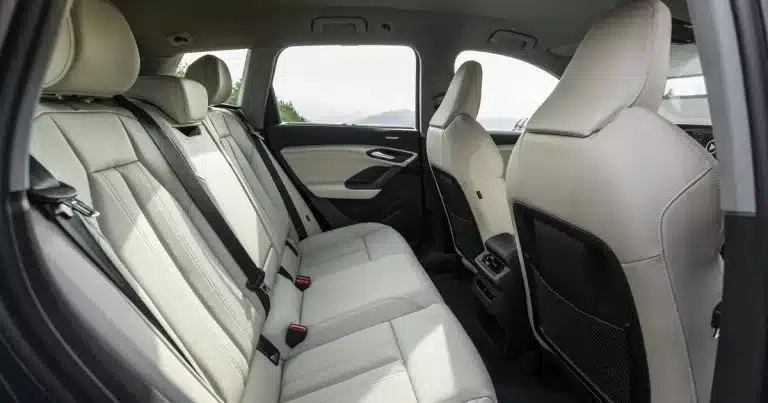 Audi Q6 e-tron : le SUV électrique qui change tout ! Découvrez ses performances inédites Audi Audi Q6 e tron siege arriere 768x403 1
