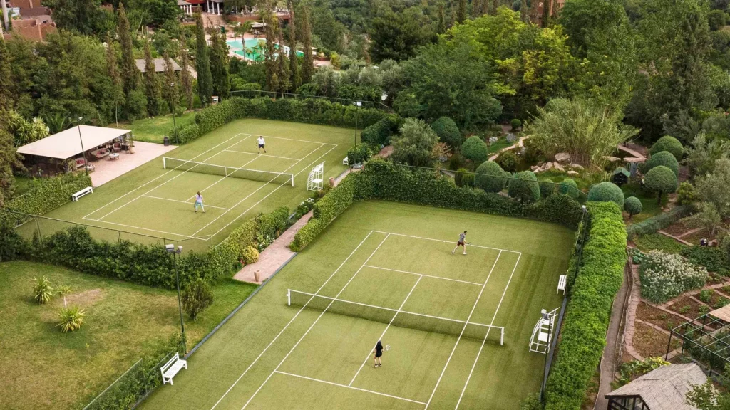 Kasbah Tamadot : une retraite de luxe rénovée au cœur du Haut Atlas Kasbah copy of kasbah tamadot tennis courts with guests 1 Copie