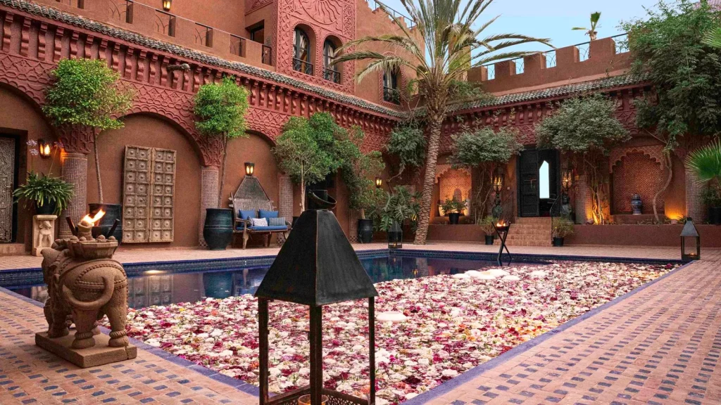 Kasbah Tamadot : une retraite de luxe rénovée au cœur du Haut Atlas Kasbah kasbah tamadot reflecting pool at night 1