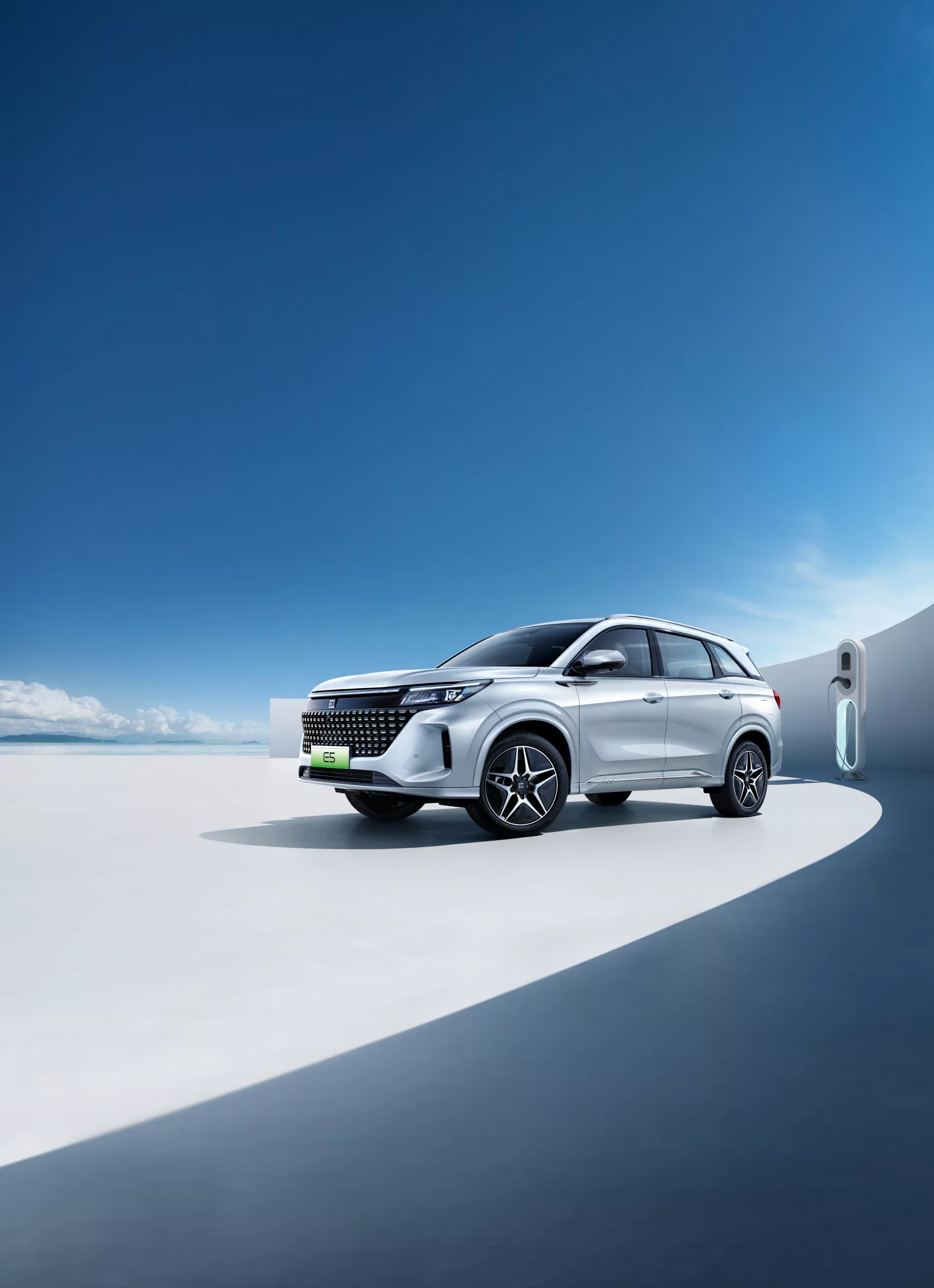 DFSK E5 : le premier SUV hybride rechargeable 7 places de la marque chinoise débarque au Maroc ZEEKR 蓝电E5 形象KV竖版分层 scaled