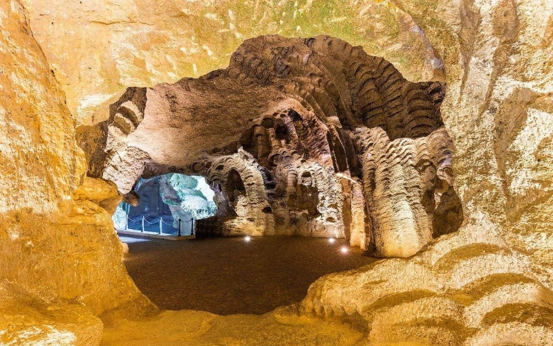 Tanger, entre histoire, nature et évolution : découvrez les lieux à ne pas manquer Tanger Vue de l'intérieur de la grotte d'Hercule, avec des jeux de lumière illuminant ses formations rocheuses impressionnantes.