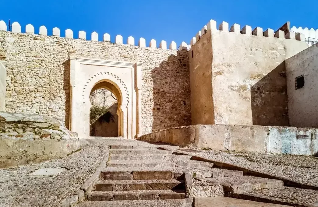 Tanger, entre histoire, nature et évolution : découvrez les lieux à ne pas manquer Tanger Vue panoramique de la Kasbah de Tanger, montrant les murs historiques et l'architecture traditionnelle