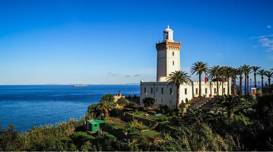 Tanger, entre histoire, nature et évolution : découvrez les lieux à ne pas manquer Tanger Panorama du Cap Spartel à Tanger, où l’Atlantique et la Méditerranée se rencontrent, avec son phare historique.