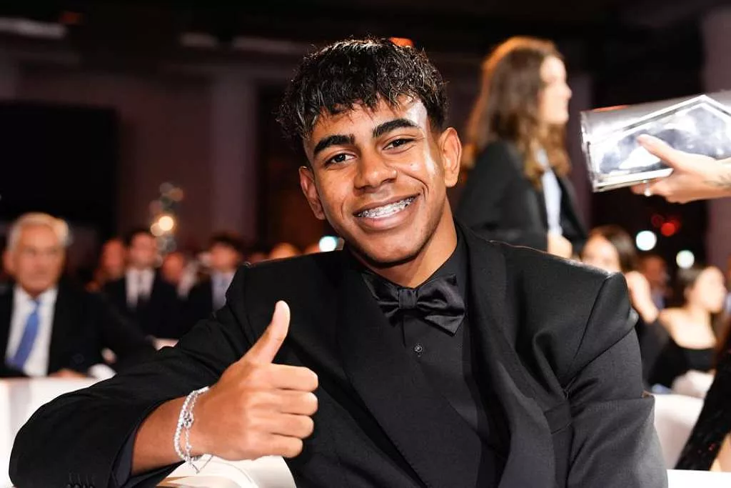 Lamine Yamal devient le deuxième joueur d'origine marocaine à remporter la Coupe du monde. Lamine Yamal Lamine Yamal