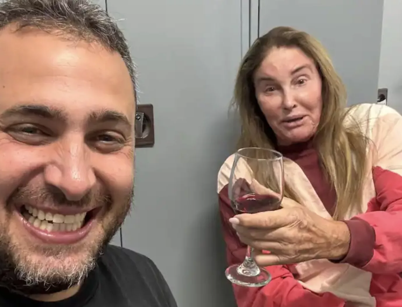 Caitlyn Jenner coincée à Tel Aviv en pleine flambée de violences régionales Caitlyn Jenner Caitlyn Jenner boit du vin avec un influenceur israelien dans un bunker a Tel Aviv