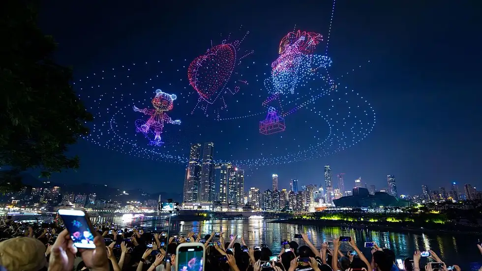 Record mondial en Chine : Chongqing organise le plus grand spectacle lumineux avec 11 787 drones Record gettyimages 2219995004