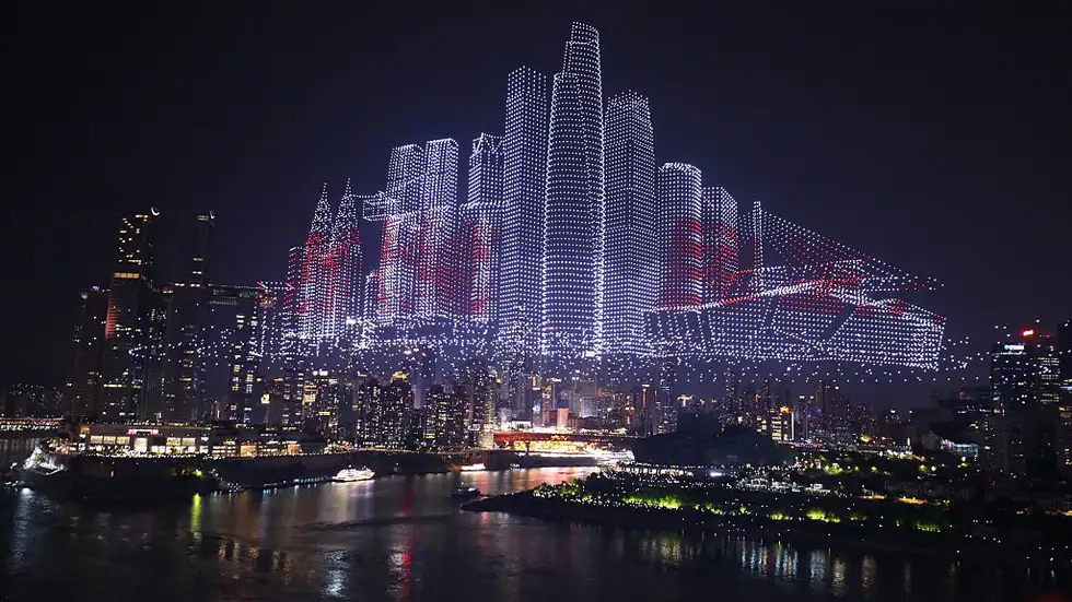 Record mondial en Chine : Chongqing organise le plus grand spectacle lumineux avec 11 787 drones Record gettyimages 2220647239