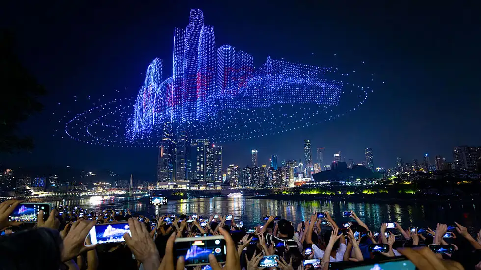 Record mondial en Chine : Chongqing organise le plus grand spectacle lumineux avec 11 787 drones Record gettyimages 2220647257