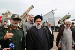Israël frappe massivement l'Iran qui jure de se venger Israël frappe massivement l'Iran Israël frappe massivement l'Iran