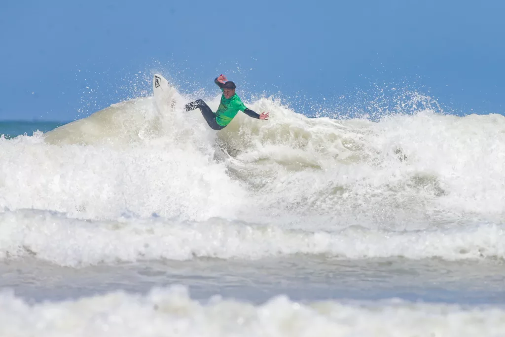 Surf : la jeunesse européenne en quête de titre à Taghazout Bay Taghazout Bay Ayman Gougaliapres plusieurs participations aux competitions JQS de Casablanca Ayman Gougali est le premier marocain inscrit au Junior Pro Taghazout Bay 2025.1