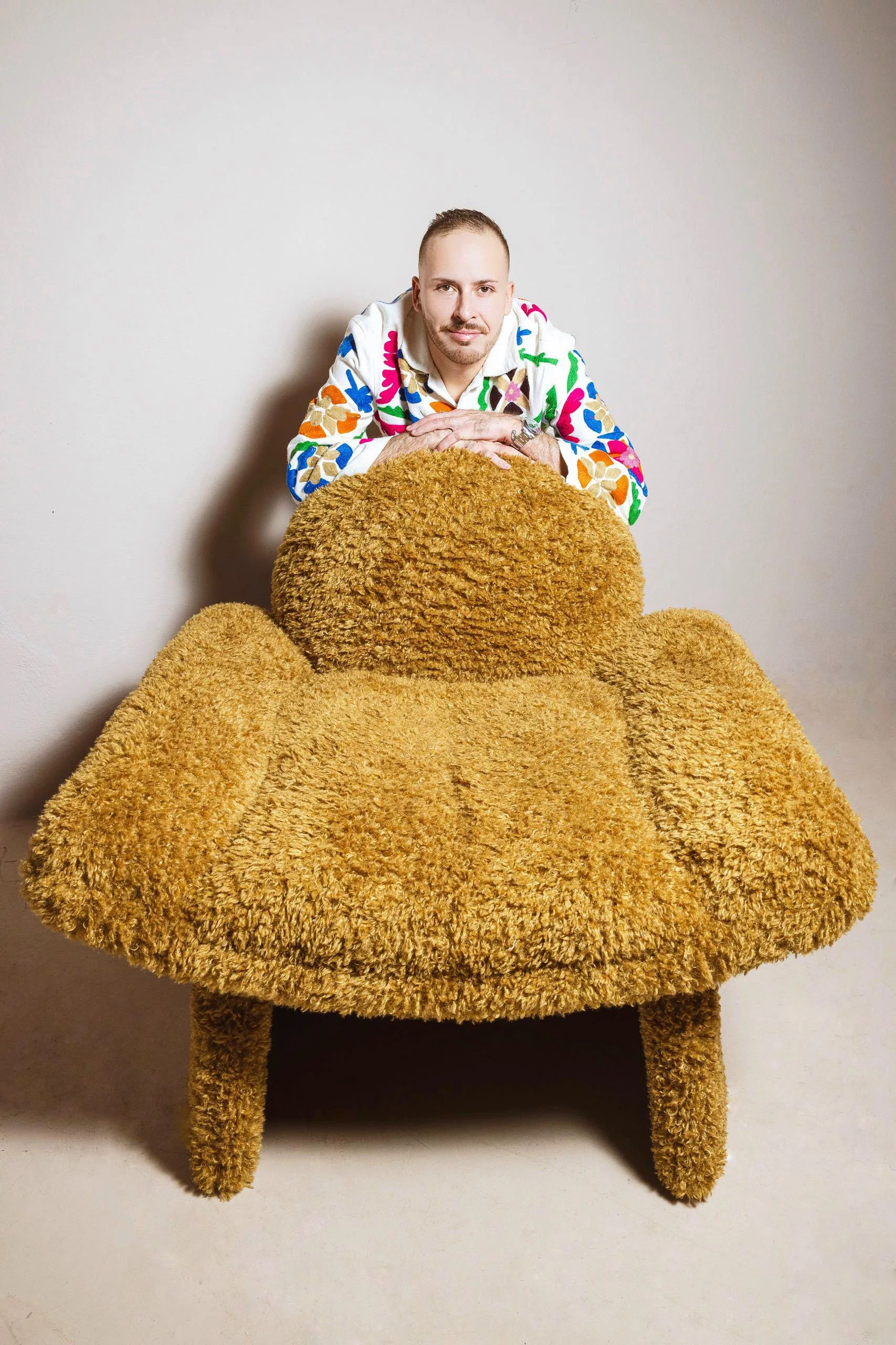 Alexandre Ligios dévoile le fauteuil Teddy, une pièce sculpturale entre confort et hommage artisanal Alexandre Ligios Photo Alexandre Teddy 1