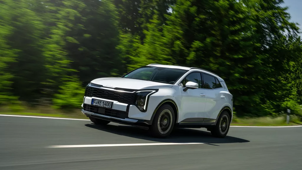 Nouveau Kia Sportage 2025 au Maroc : prix, finitions et équipements Kia kia new sportage baseline my26 deluxe white dynamic digital 1920x1080 001