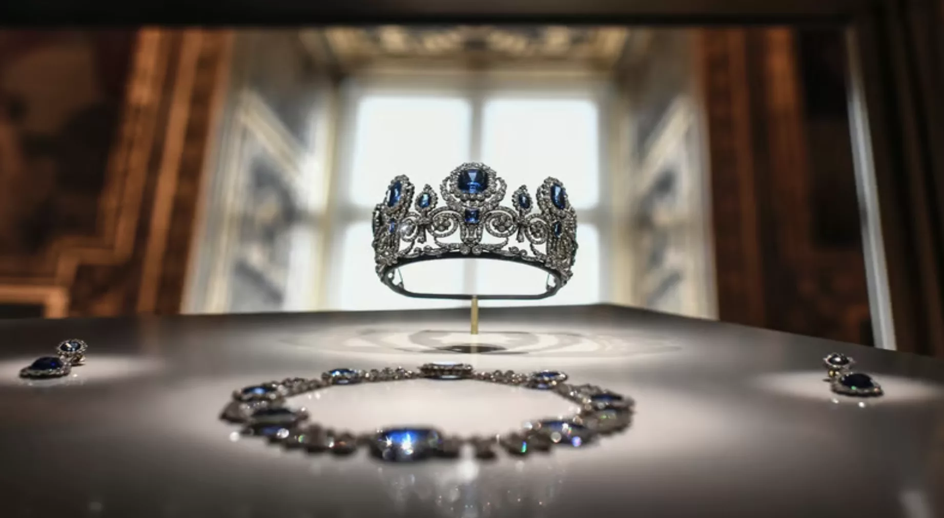 Vol des bijoux du Louvre à Paris: la traque est lancée, le musée reste fermé lundi Louvre La 22parure de la reine Marie Amelie et de la Reine Hortense22 exposee dans la galerie dApollon au musee du Louvre le 14 janvier 2020 a Paris PHOTO AFP