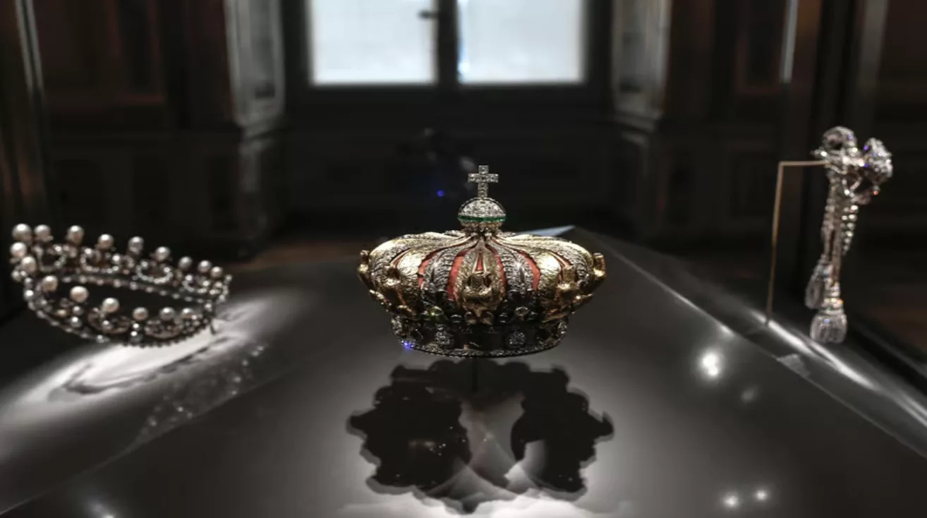 Vol des bijoux du Louvre à Paris: la traque est lancée, le musée reste fermé lundi Louvre La couronne c et le diademe g de limperatrice Eugenie exposes dans la galerie dApollon au musee du Louvre le 14 janvier 2020 a Paris PHOTO AFP