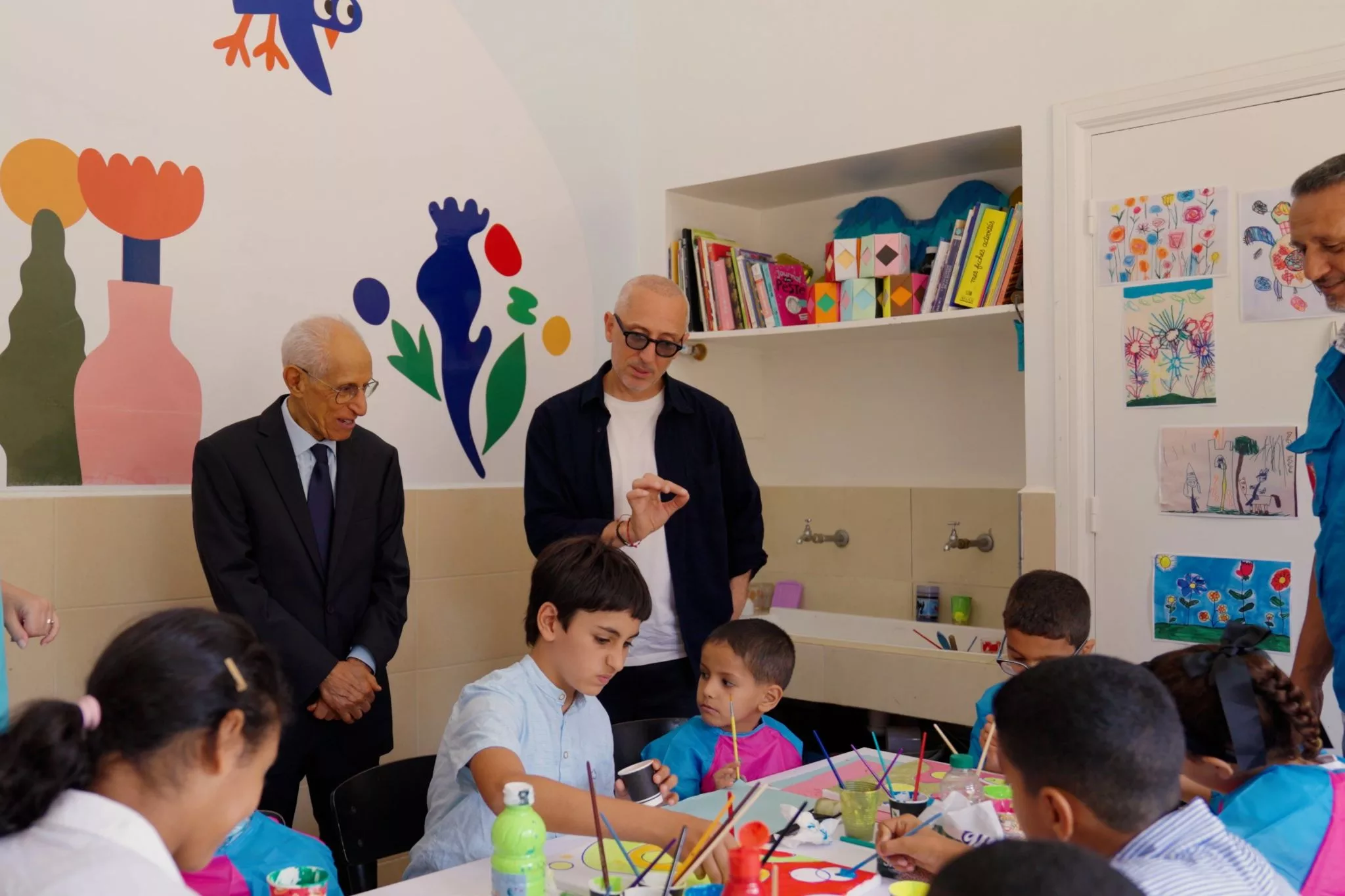 Gad Elmaleh rend visite aux enfants du Village SOS Dar Bouazza Gad Elmaleh sos villages gad el maleh