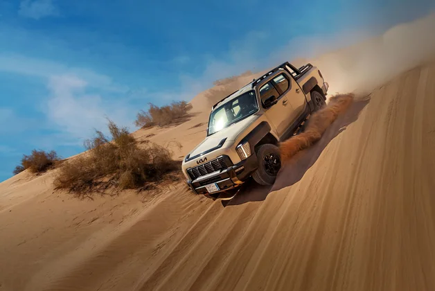 Kia Tasman : un pick-up ambitieux pour explorer de nouveaux horizons Kia Tasman 3. Kia Tasman Tackles Jordans Most Demanding Terrains in Landmark Desert Drive Experience Image Three