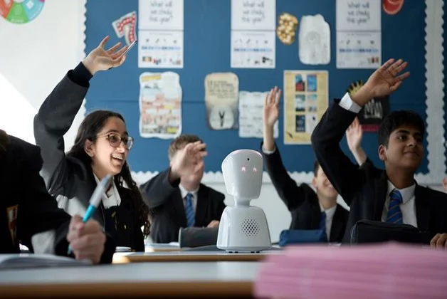 Suivi scolaire à distance : le robot AV1 intègre les élèves absents en classe AV1 christian sinibaldi av1 in school 01 taille1200 6703a5332e25f