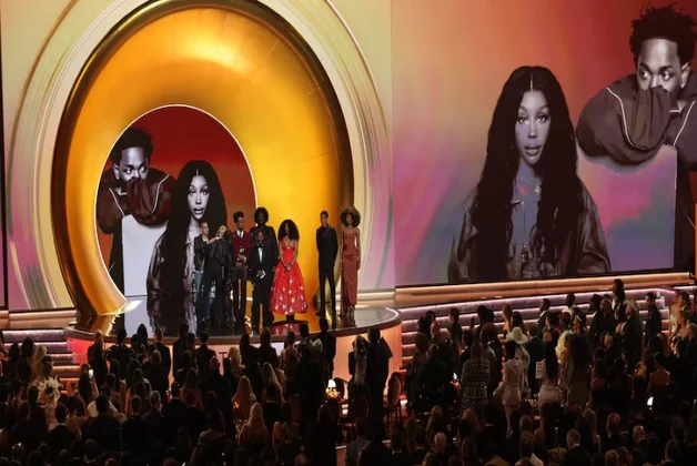 Premier album espagnol sacré album de l’année : Bad Bunny marque les Grammy 2026 Bad Bunny Kendrick Lamar et SZA acceptent le Grammy du Record of the Year pour luther à Los Angeles
