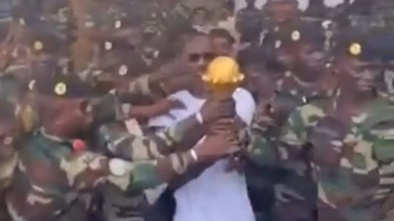 Le selectionneur du Senegal transporte la Coupe dAfrique vers une base militaire pepe dioph