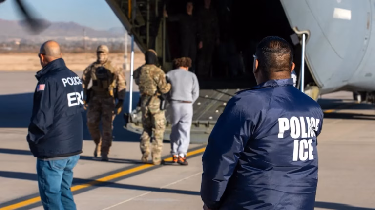 États-Unis : une Marocaine déboutée de l’asile pour “orientation sexuelle” envoyée au… Cameroun Un agent de la police de l immigration americaine ICE a Fort Bliss au Texas le 7 fevrier 2025 2240819 copie
