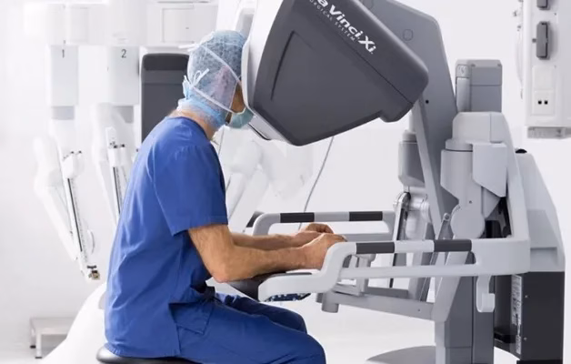 Fès investit 40 millions de DH dans la chirurgie robotique pour moderniser ses hôpitaux da vinci chirurgie robotique 780x470 1