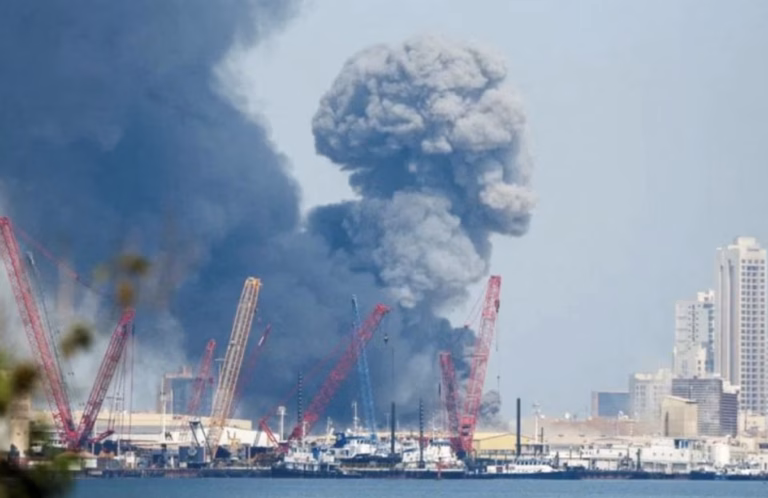 fumee apres des explosions entendues a Manama Bahrein le 28 fevrier 2026