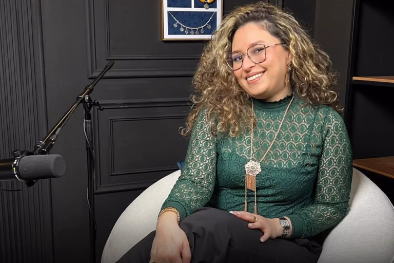 Avec “Karat w Carat”, Nadia Houate signe le premier podcast arabe dédié à la haute joaillerie et à l’horlogerie nadia houat journaliste et presentatrice de podcast