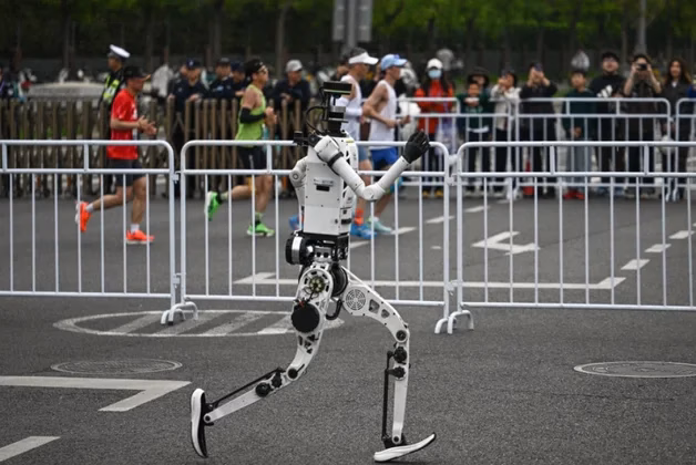 Pékin 2026 : les robots humanoïdes battent officiellement l’humain à la course Robots humanoides au semi marathon de Pekin 2026