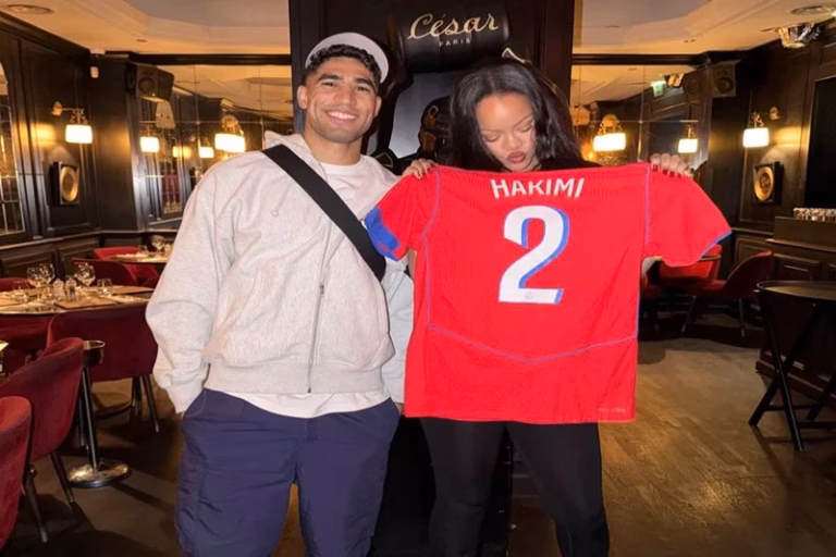 Achraf Hakimi offre un maillot du PSG à Rihanna, une rencontre à Paris qui enflamme les réseaux hakimii riri