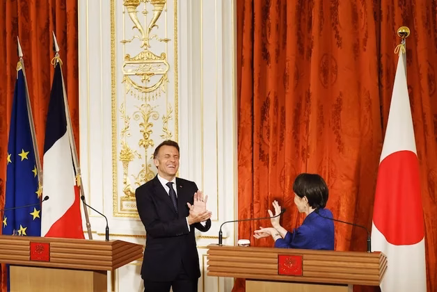 Japon : Macron et Sanae Takaichi surprennent avec un « Kaméhaméha » inspiré de Dragon Ball la premiere ministre japonaise sanae takaichi et le president francais emmanuel macron
