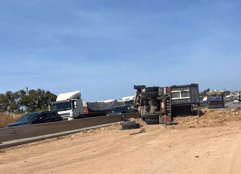 Autoroute : circulation paralysée à Bouznika après le renversement d’un camion ADM autoroute bouzkina e1779207017721
