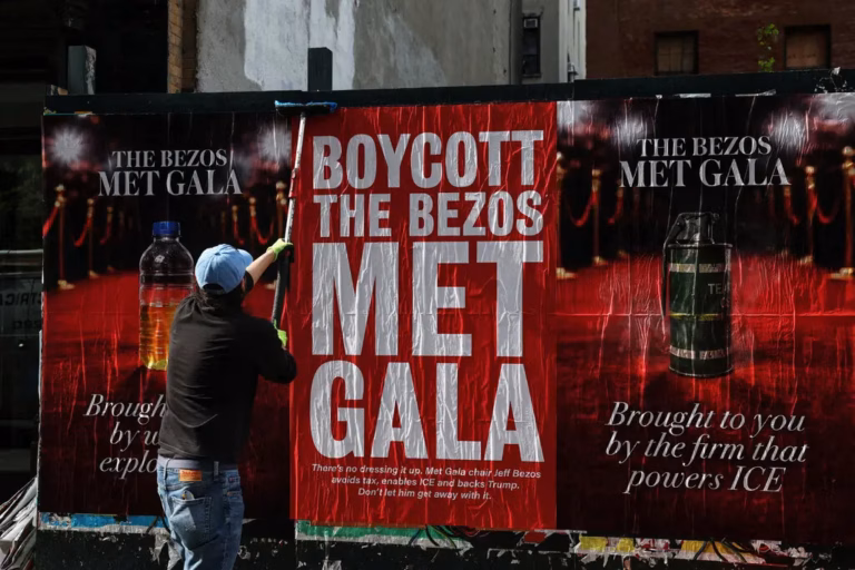 Met Gala 2026 : la présence de Jeff Bezos déclenche une vive polémique METGALA PROTESTS