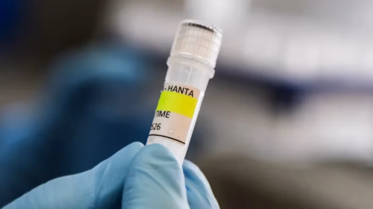 Hantavirus : un nouveau cas suspect détecté après la croisière du MV Hondius cette photo diffusee par le ministere argentin de la sante montre un scientifique de l institut malb 1778230382 401e199c2cf96341e199c2cf9081e1v