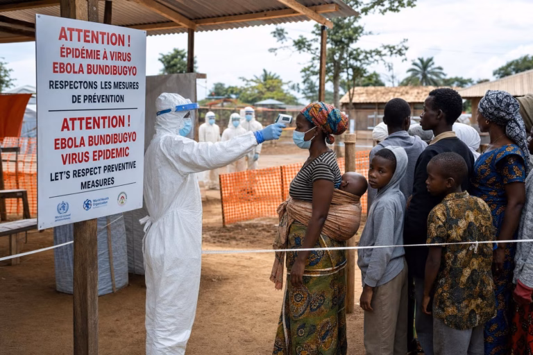 Ebola : l’OMS place l’épidémie en Afrique centrale sous urgence sanitaire internationale ebola en rdc et ouganda loms declenche son niveau dalerte maximal voici ce qui inquiete le plus